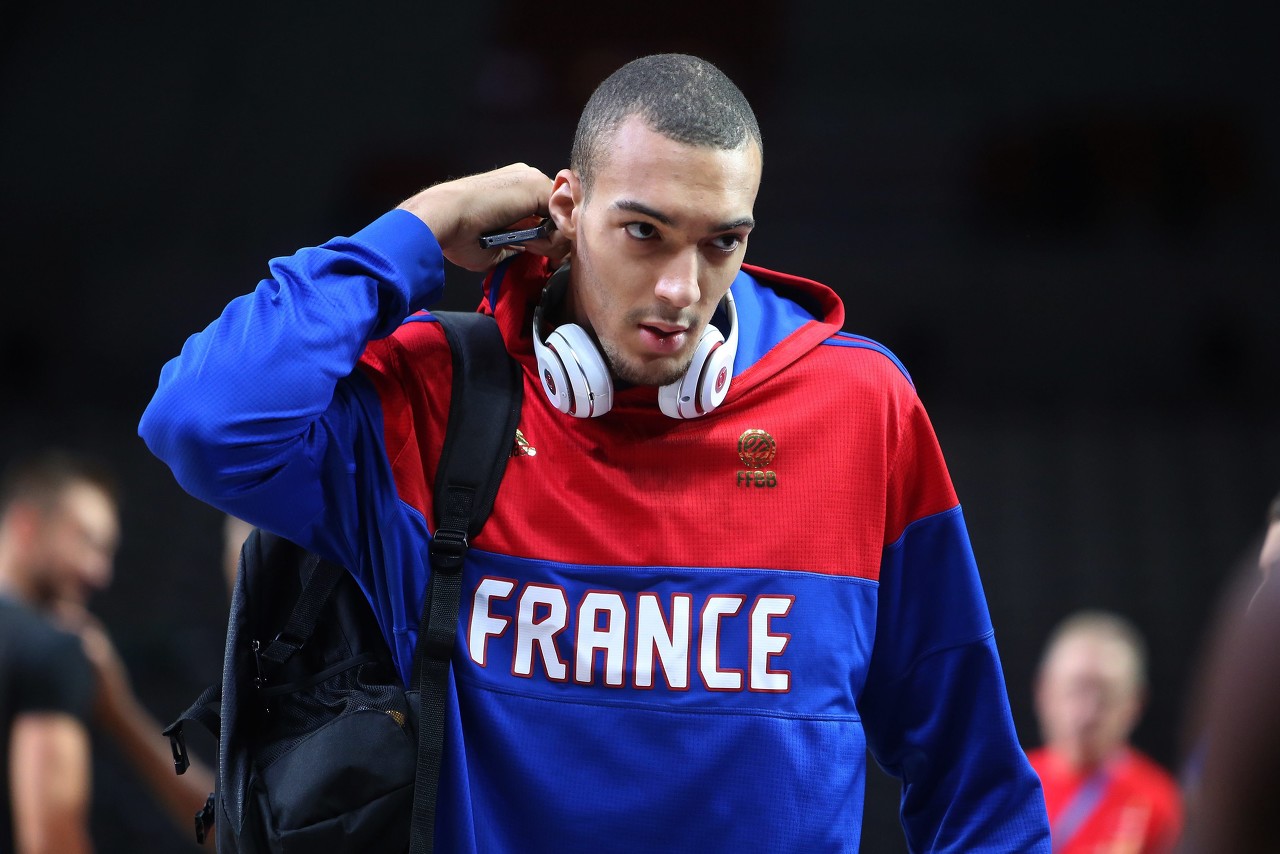 南宫娱乐 -NBA季后赛窗口期走向成谜，塞维利亚单刀错失，更衣室稳定，细节决定成败(微博nba录像高清回放)