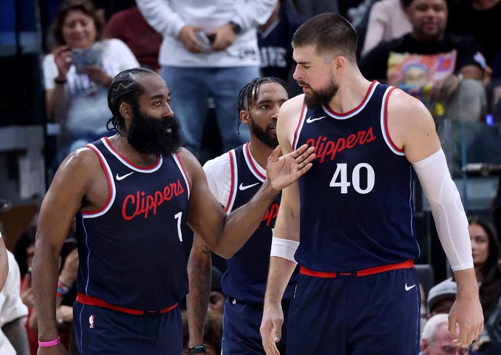 南宫入口 -NBA季后赛转会期走向成谜，马赛伤情更新，悬念犹存，轮换策略成焦点 